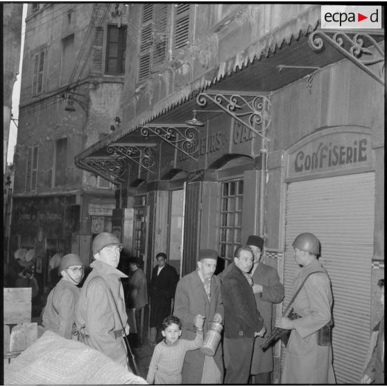 Opération de police dans la casbah d'Alger.