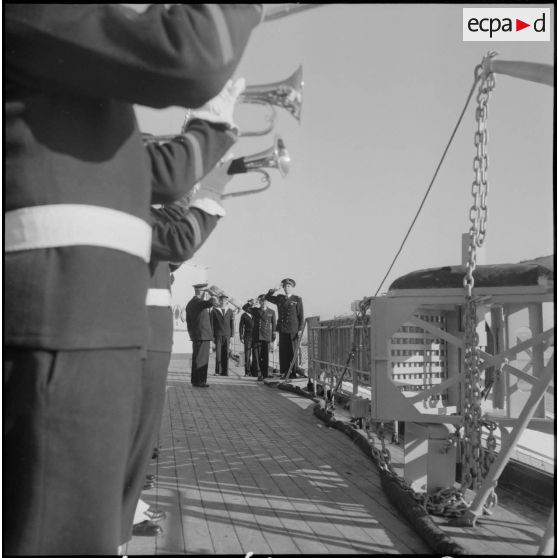 Arrivée à bord du Georges Leygues du vice-amiral d'escadre Auboyneau.