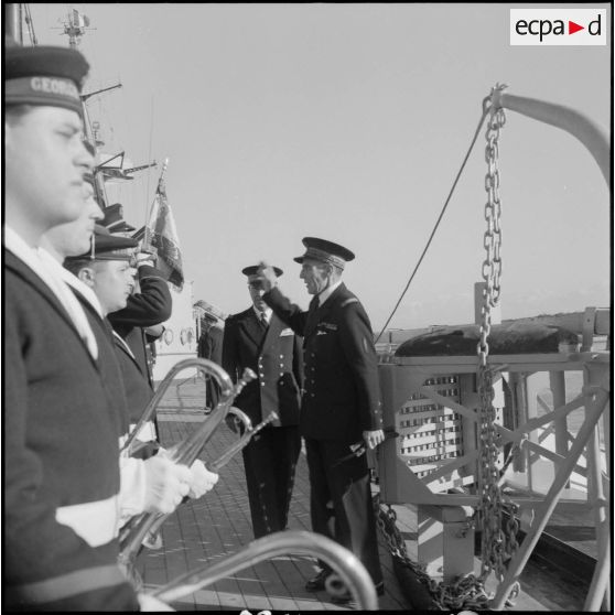 Arrivée à bord du Georges Leygues du vice-amiral d'escadre Auboyneau.