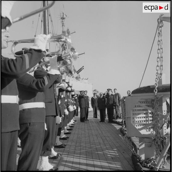 Arrivée à bord du Georges Leygues du vice-amiral d'escadre Auboyneau.
