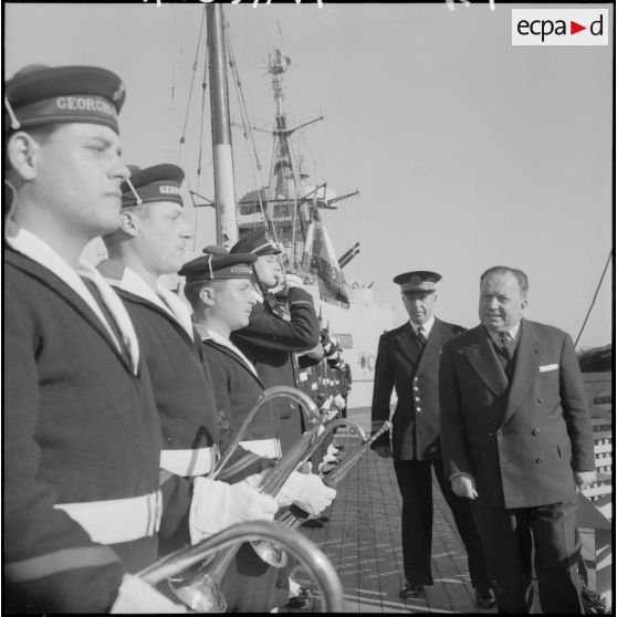 Arrivée à bord du Georges Leygues de monsieur Robert Lacoste.