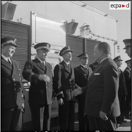 Monsieur Robert Lacoste est présenté aux officiers du bord.