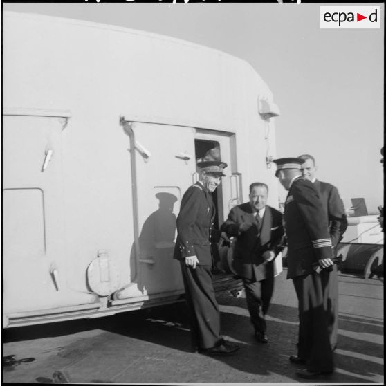 Le vvice-amiral d'escadre Auboyneau, le commandant du Georges Leygues, et monsieur Robert Lacoste.