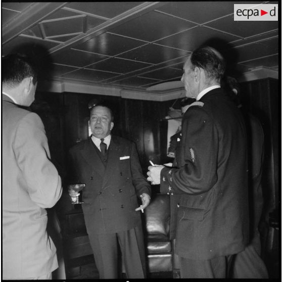 Portrait de M. Robert Lacoste et du vice-amiral d'escadre Auboyneau.