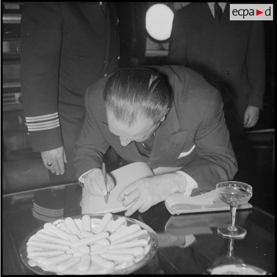 Portrait de monsieur Robert Lacoste, ministre résident pour l'Algérie.