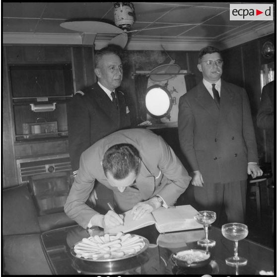 Le préfet d'Alger signe le livre d'or du Georges Leygues.