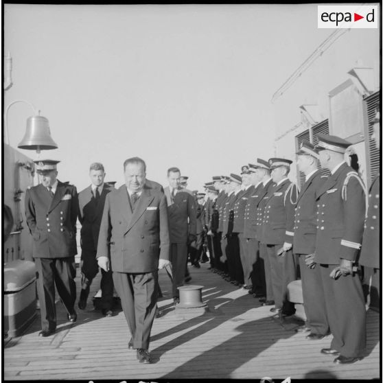 Monsieur Robert Lacoste passe en revue des officiers du Georges Leygues.