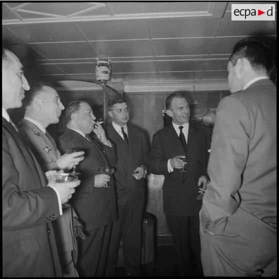 Cocktail donné à l'occasion de la visitede M. Robert Lacoste à bord  du Georges Leygues.