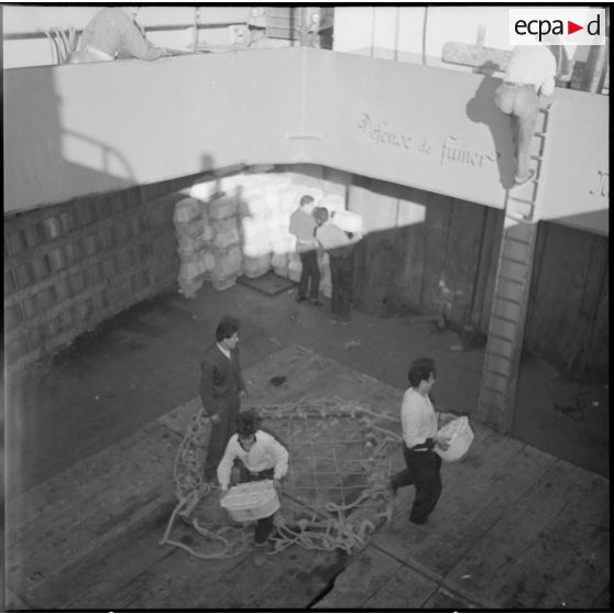 Chargement d'agrumes sur le Marquette dans la rade d'Alger.