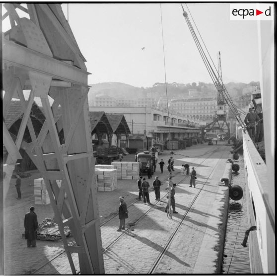 Chargement d'agrumes sur le Marquette dans la rade d'Alger.