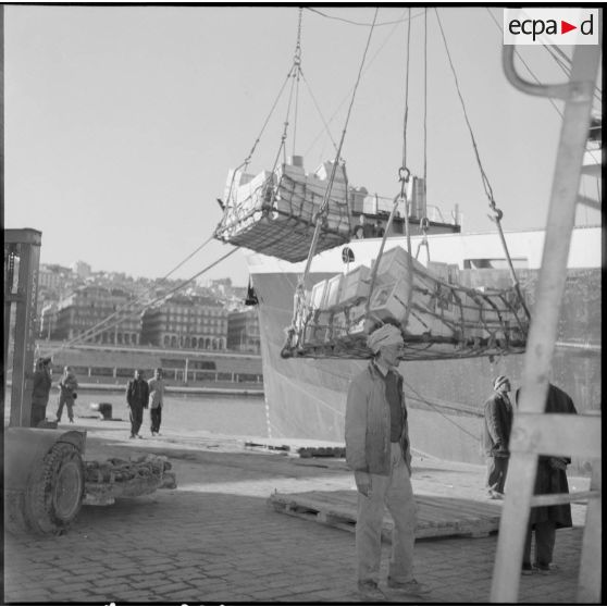 Chargement d'agrumes sur le Marquette dans la rade d'Alger.