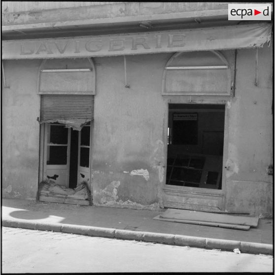 Vue de la devanture d'un commerce à l'enseigne Lavigerie, Alger.