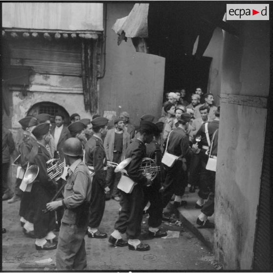 La musique du 9e régiment de zouaves (RZ) dans une ruelle de la casbah d'Alger.