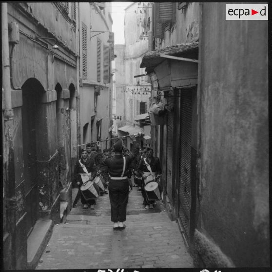 La musique du 9e régiment de zouaves (RZ) dans une ruelle de la casbah d'Alger.