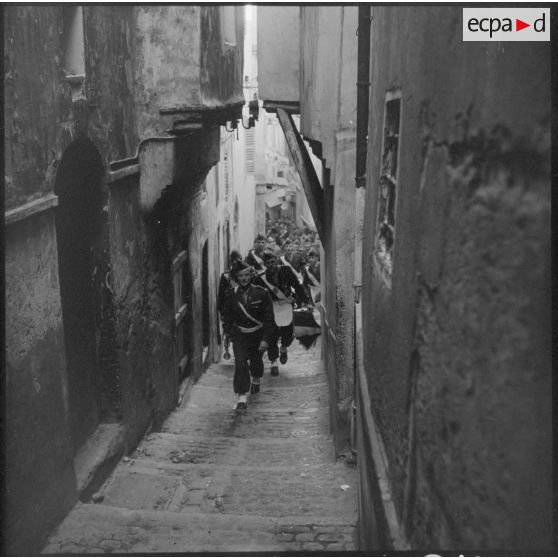 La musique du 9e régiment de zouaves (RZ) dans une ruelle de la casbah d'Alger.