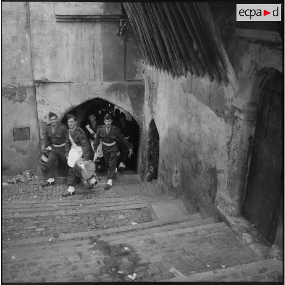 La musique du 9e régiment de zouaves (RZ) dans une ruelle de la casbah d'Alger.
