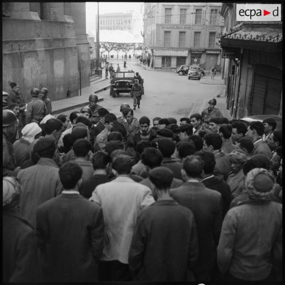 Contrôle police dans la casbah d'Alger.
