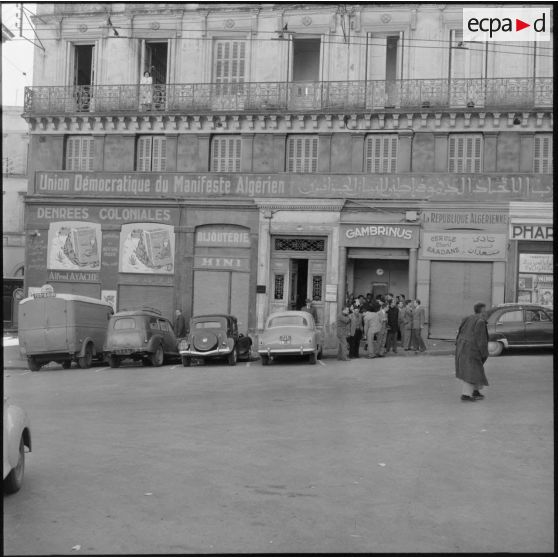 Vue d'une place de la casbah d'Alger.
