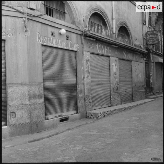 Vue de commerces de la casbah d'Alger.