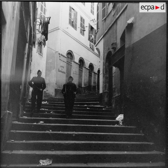 Patrouille dans une ruelle de la casbah d'Alger.