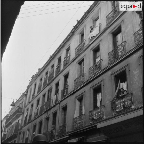 Vue de façades d'immeubles de la casbah d'Alger.