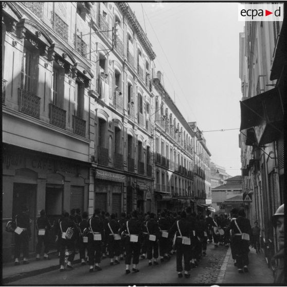 Défilé de la musique du 9e régiment de zouaves (RZ) dans la casbah d'Alger.