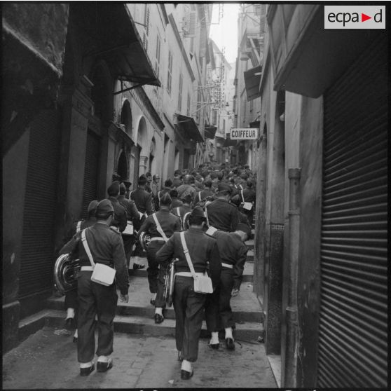 La musique du 9e régiment de zouaves (RZ) dans une ruelle de la casbah d'Alger.