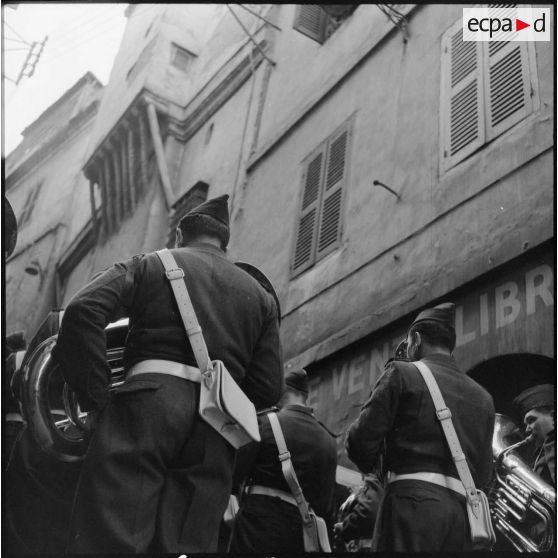 La musique du 9e régiment de zouaves (RZ) dans une ruelle de la casbah d'Alger.