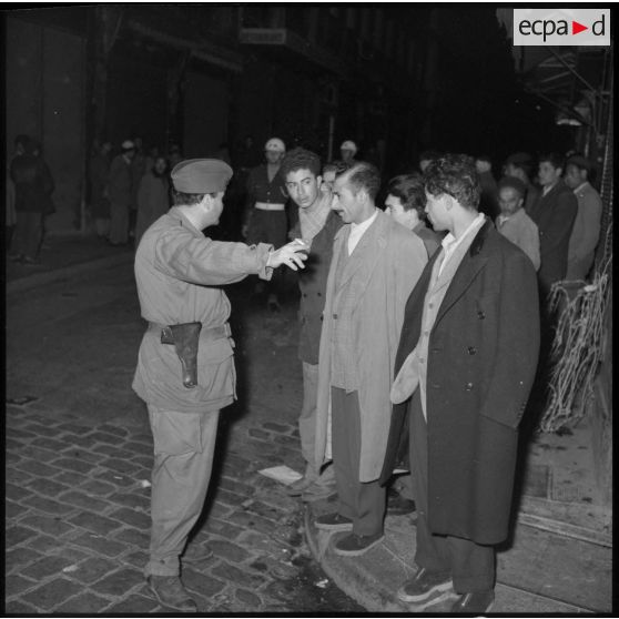 Regroupement d'Algériens au bas de la rue Randon, Alger.