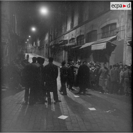 Regroupement d'Algériens au bas de la rue Randon, Alger.