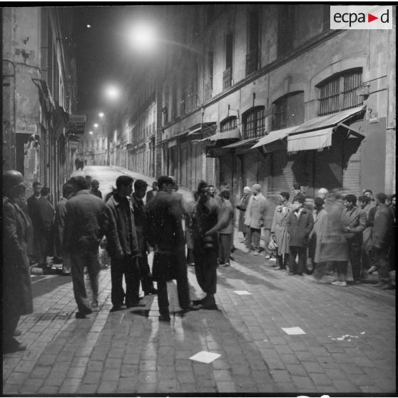 Regroupement d'Algériens au bas de la rue Randon, Alger.