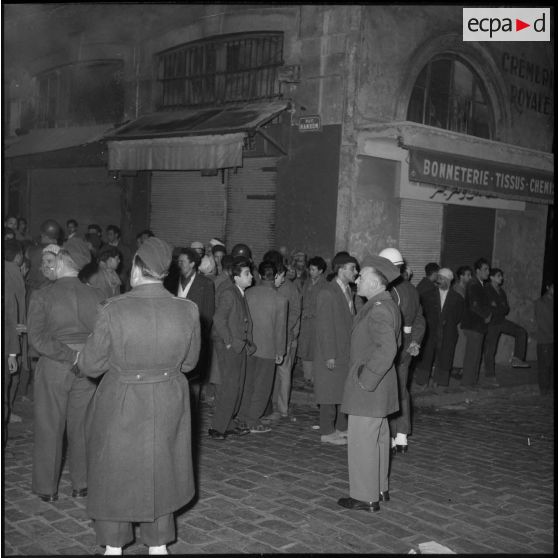 Regroupement d'Algériens au bas de la rue Randon, Alger.