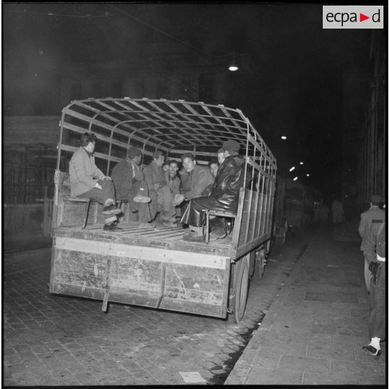 Les ouvriers sont embarqués dans des camions de l'armée, Alger.