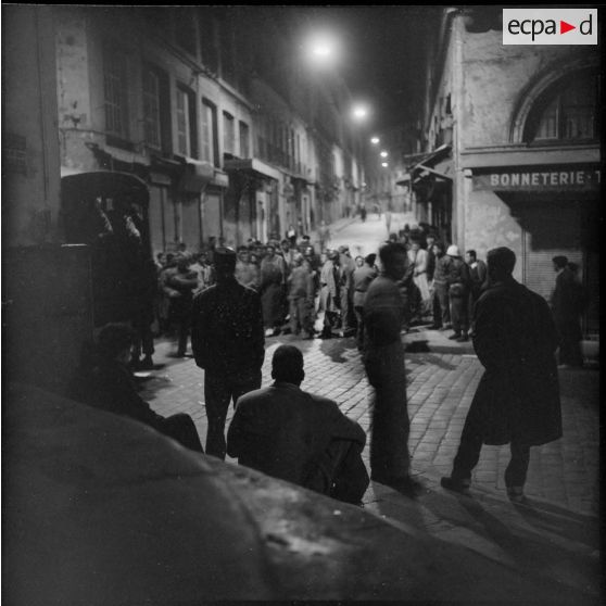 Regroupement d'Algériens au bas de la rue Randon, Alger.