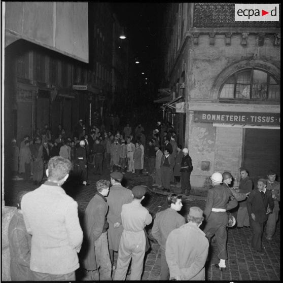 Regroupement d'Algériens au bas de la rue Randon, Alger.