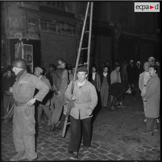 Regroupement d'Algériens au bas de la rue Randon, Alger.