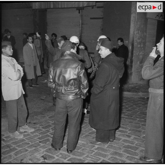 Regroupement d'Algériens au bas de la rue Randon, Alger.