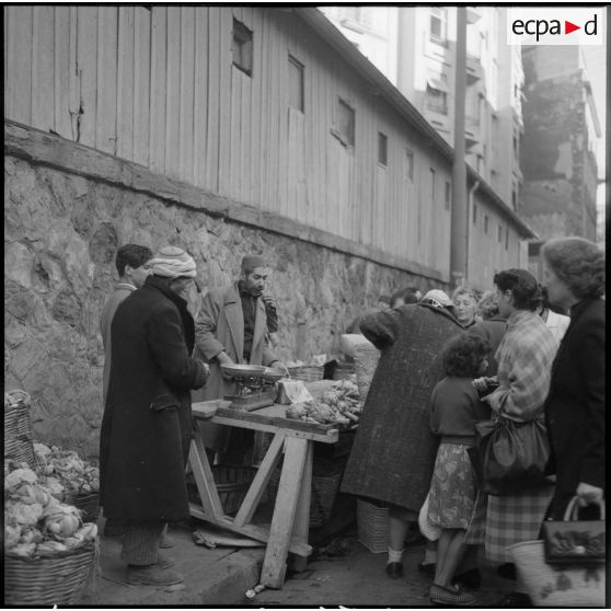 Vue générale du marché Chauzel, Alger.