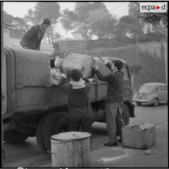 Ramassage des ordures à Alger.