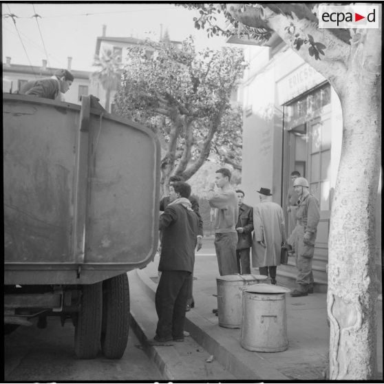 Ramassage des ordures à Alger.