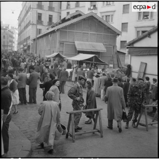 Vue générale du marché Chauzel, Alger.