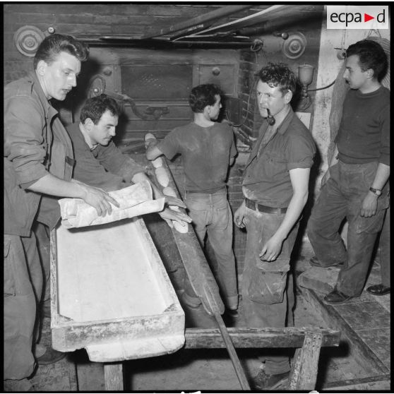 Vue intérieure d'une boulangerie, Alger.