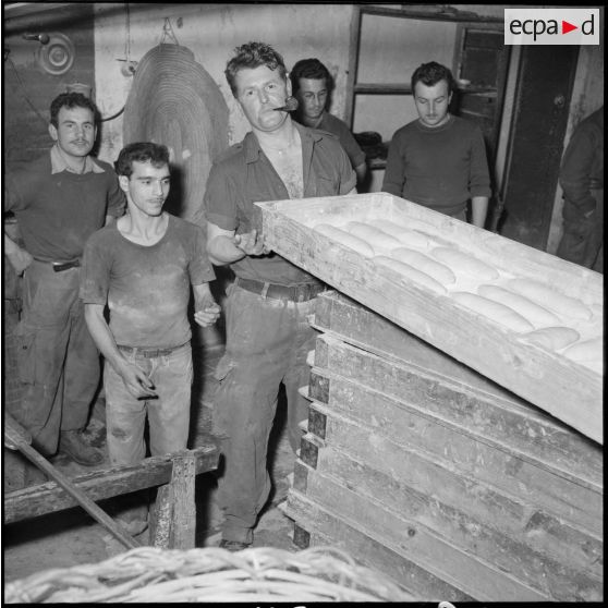 Vue intérieure d'une boulangerie, Alger.