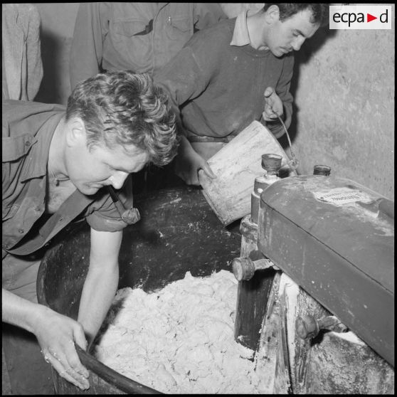 Vue intérieure d'une boulangerie, Alger.