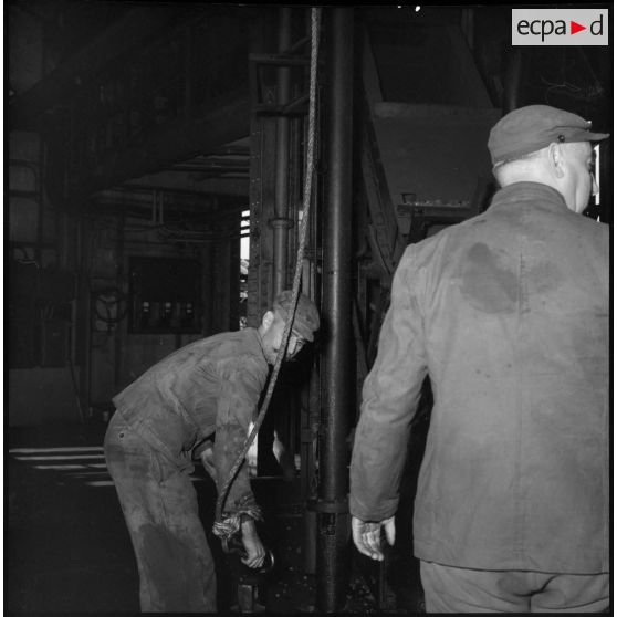 Vue intérieure de l'atelier automobile du quartier de Belcourt.