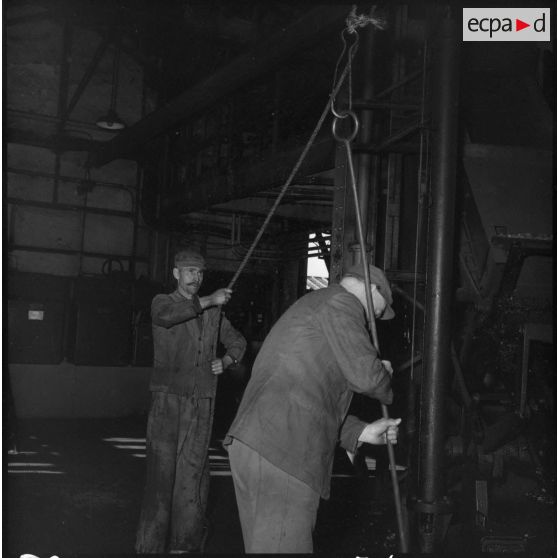 Vue intérieure de l'atelier automobile du quartier de Belcourt.