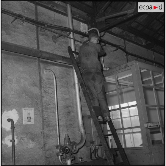 Vue intérieure de l'atelier automobile du quartier de Belcourt.