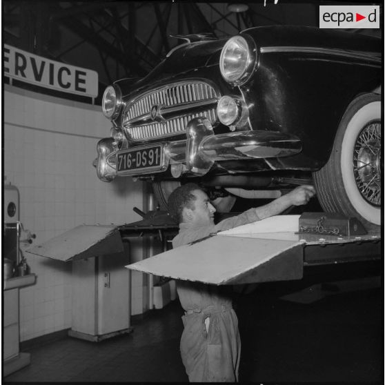 Vue intérieure de l'atelier automobile du quartier de Belcourt.