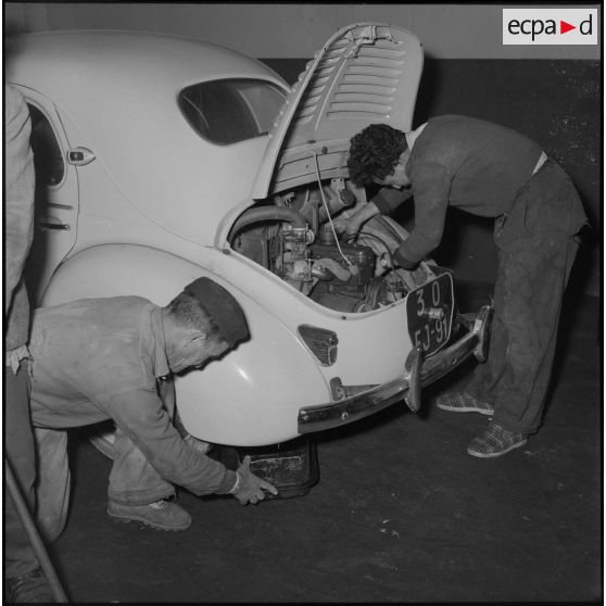 Vue intérieure de l'atelier automobile du quartier de Belcourt.
