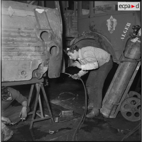 Vue intérieure de l'atelier automobile du quartier de Belcourt.
